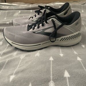 Brooks Adrenaline 22/NEW!
